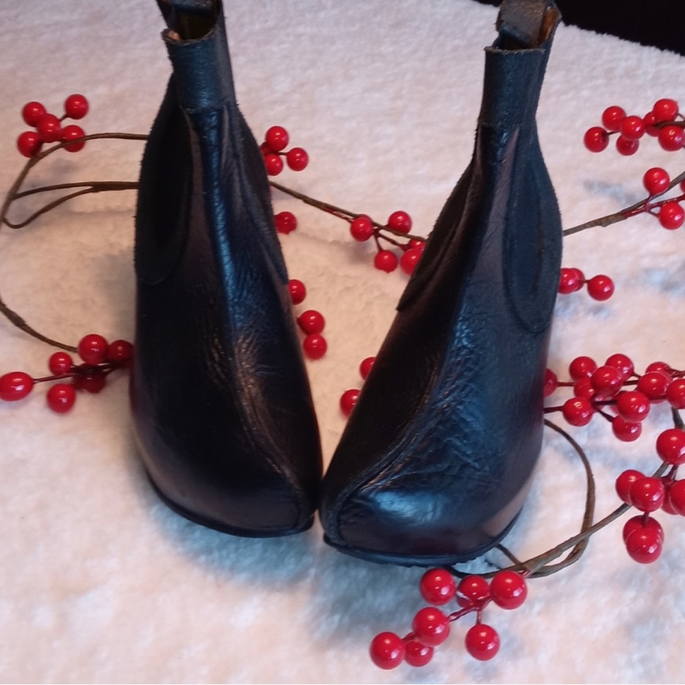 Rare John Fluevog Booties Size 8 Black